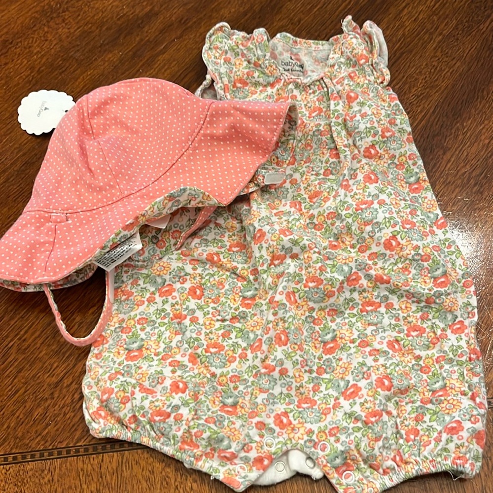 Outfit and reversible hat